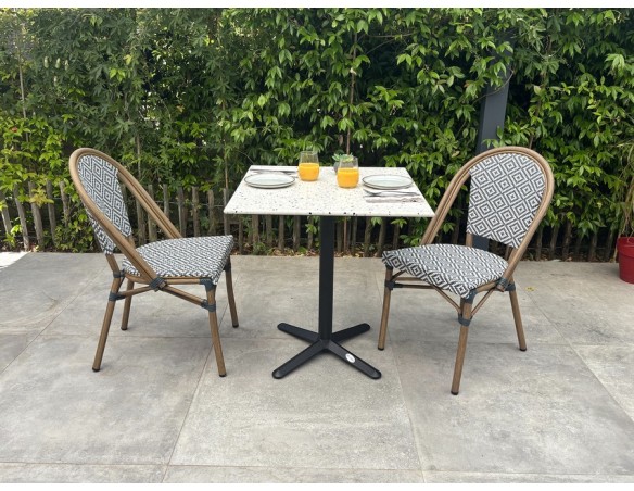 Lot composé d'une table de jardin BISTRO en Terrazzo et de 2 fauteuils BISTRO bleu