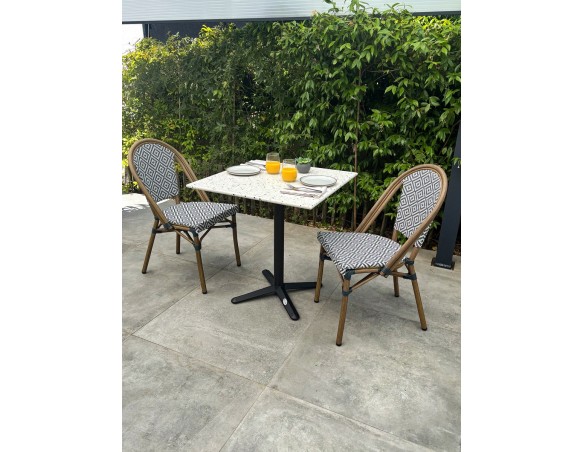 Lot composé d'une table de jardin BISTRO en Terrazzo et de 2 fauteuils BISTRO bleu