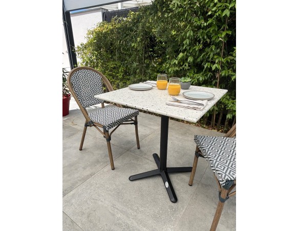 Lot composé d'une table de jardin BISTRO en Terrazzo et de 2 fauteuils BISTRO bleu