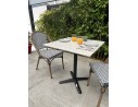Lot composé d'une table de jardin BISTRO en Terrazzo et de 2 fauteuils BISTRO bleu