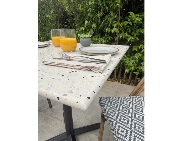 Lot composé d'une table de jardin BISTRO en Terrazzo et de 2 fauteuils BISTRO bleu