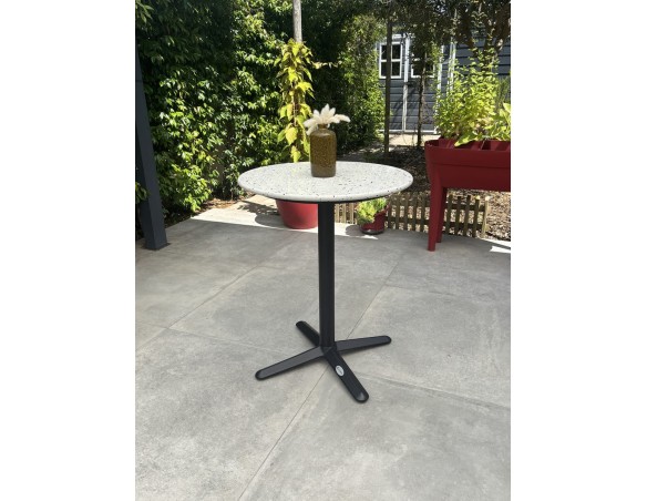 Table ronde de jardin blanche en acier noir et plateau Terrazo -  BISTRO