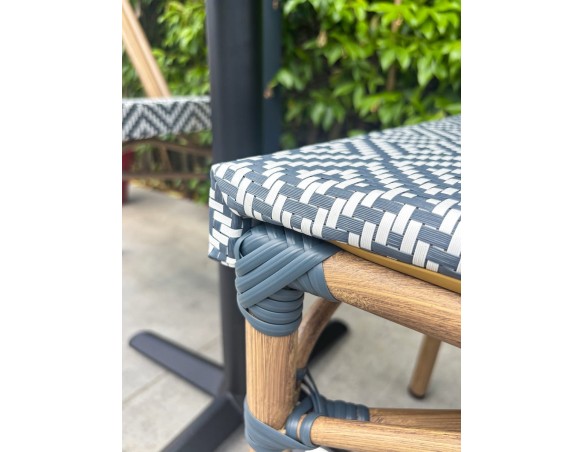 Ensemble de jardin table RONDE HPL effet marbré + 2 fauteuils bleu - BISTRO