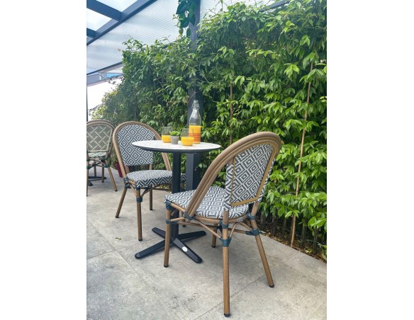 Ensemble de jardin table RONDE HPL effet marbré + 2 fauteuils bleu - BISTRO