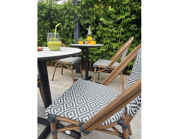 Ensemble de jardin table RONDE HPL effet marbré + 2 fauteuils bleu - BISTRO
