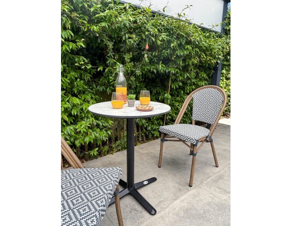 Ensemble de jardin table RONDE HPL effet marbré + 2 fauteuils bleu - BISTRO