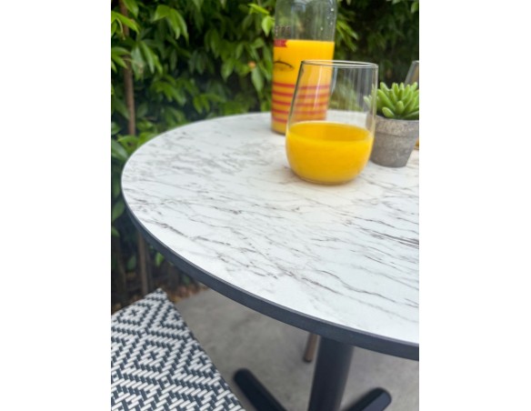 Ensemble de jardin table RONDE HPL effet marbré + 2 fauteuils bleu - BISTRO