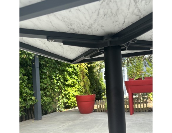 Table carrée de jardin BISTRO (70x70 cm) en acier noir et plateau HPL effet marbre - BLANC