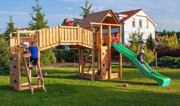 Aire de jeux avec toboggan et murs d'escalade - ludique et sécurisé