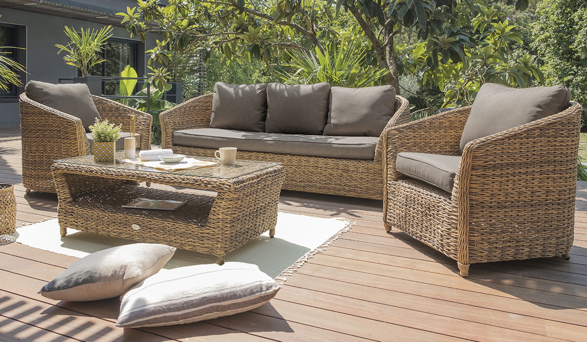 Coussins de salon de jardin : comment les nettoyer et les garder