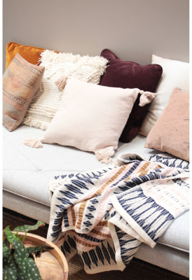 accumulation coussins et plaid