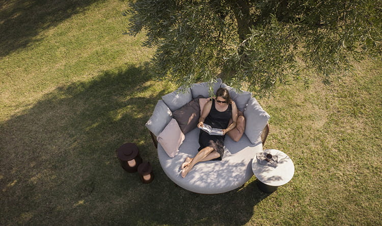 femme lecture à l'ombre d'un arbre