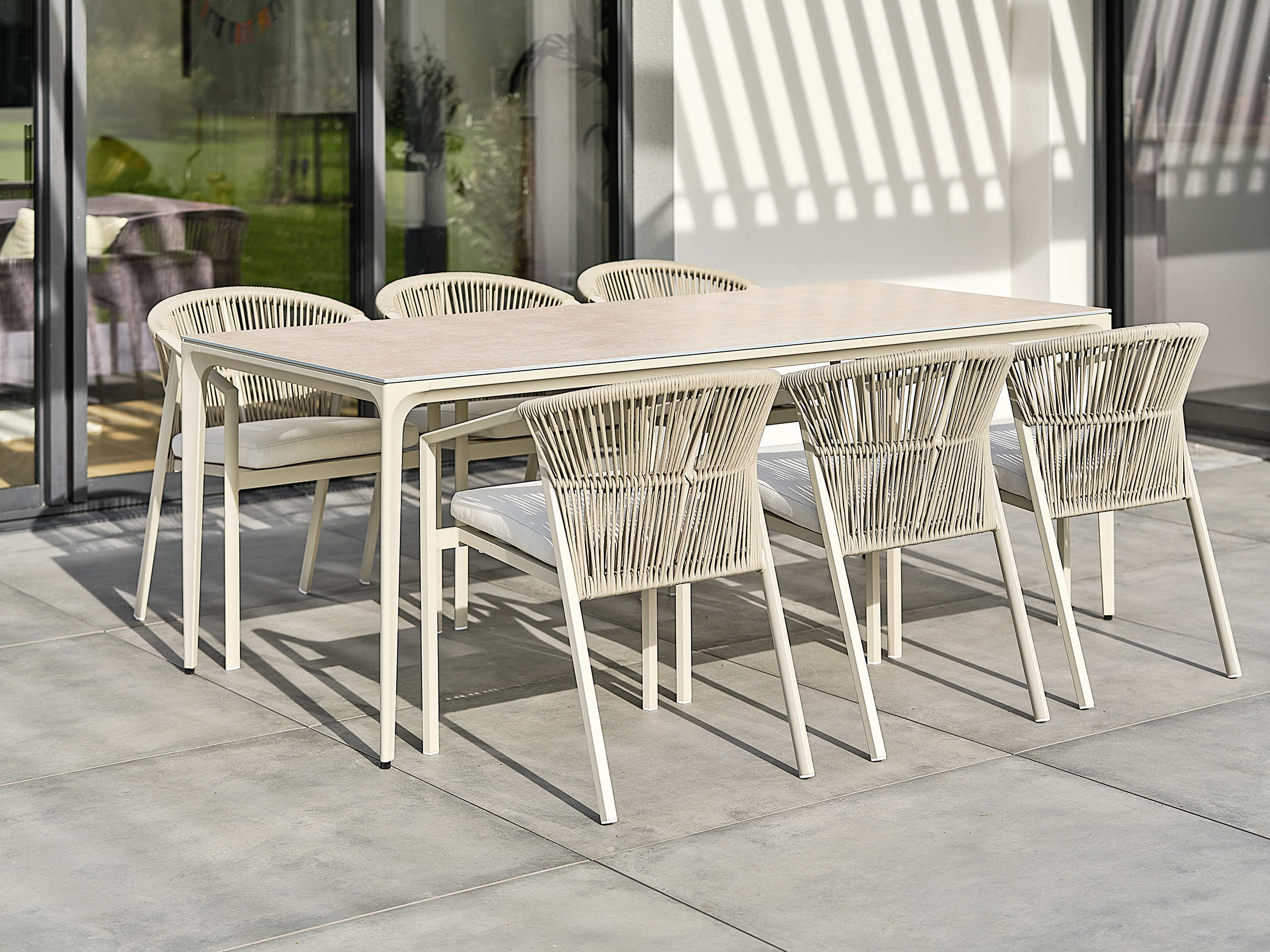 quel salon de jardin peut rester dehors toute l'année
