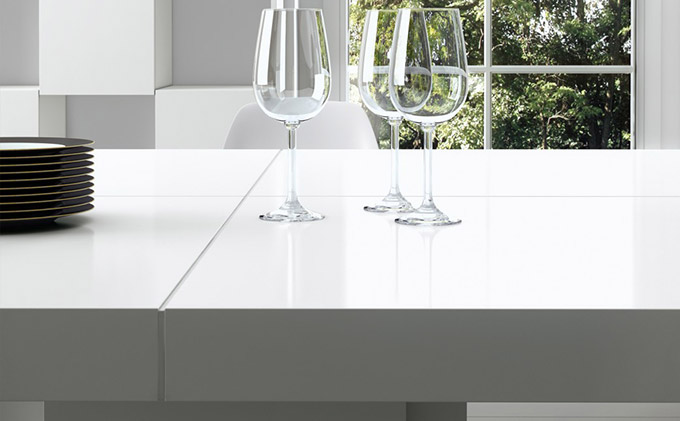 Table moderne blanc brillant