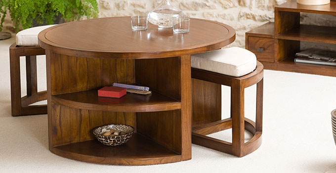 Table basse avec poufs