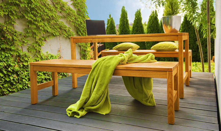 table en bois massif de jardin avec bancs