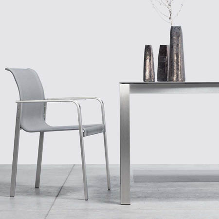 Table de jardin design en acier inox brossé haut de gamme