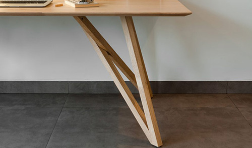 Table design avec pieds entrecroisés